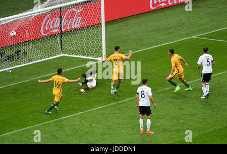 Sochi, Russie. 19 Juin, 2017. Behich l'Australie Aziz (L-R) gardien de l'Allemagne, l'Australie, Kevin Trapp Bailey Wright, l'Allemagne, l'Australie a l'Goretzka Leon Tomi Juric et l'Allemagne Hector Jonas regarder le ballon franchit la ligne de porter le score à 3:2 en faveur de l'Allemagne au cours de la phase de groupe de la Coupe des Confédérations Groupe B match entre l'Australie et l'Allemagne dans le stade Fisht à Sotchi, Russie, 19 juin 2017. Photo : Marius Becker/dpa/Alamy Live News Banque D'Images