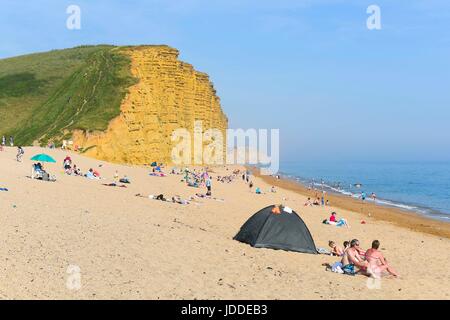 West Bay, Dorset, UK. 19 Juin, 2017. Météo britannique. Baigneurs sur la plage profitant du ciel bleu et soleil chaud en fin d'après-midi à la station balnéaire de West Bay, dans le Dorset. Crédit photo : Graham Hunt/Alamy Live News Banque D'Images