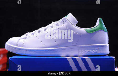 Adidas Stan Smith un formateur dans un magasin de chaussures