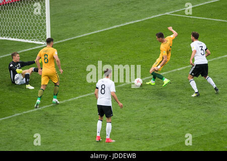 Sochi, Russie. 19 Juin, 2017. L'Australie Tomi Juric (2-R) met la balle passé le gardien Bernd Leno (L) que l'Australie's Bailey Wright (L-R), l'Allemand Leon Goretzka et Jonas Hector regardez sur pour quitter le score à 3:2 en faveur de l'Allemagne au cours de la phase de groupe de la Coupe des Confédérations Groupe B match entre l'Australie et l'Allemagne dans le stade Fisht à Sotchi, Russie, 19 juin 2017. L'Allemagne a gagné 3:2. Photo : Marius Becker/dpa/Alamy Live News Banque D'Images