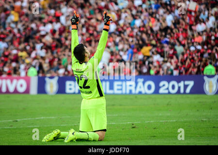 RIO DE JANEIRO, RJ, 18.06.2017 --FLUMINENSE FLAMENGO - Fluminense Goleiro Júlio César n'comemora o primeiro gol do seu temps, durante confronto pela oitava rodada do primeiro turno, válido pelo Campeonato Brasileiro, 2017 No Estádio do Maracana, zona norte da Cidade do Rio de Janeiro, na tarde deste domingo (18).(Photo : JAYSON BRAGA/BRÉSIL PHOTO PRESSE) Banque D'Images