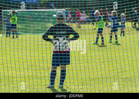 Mariehamn, Åland, la Finlande, le 19 juin 2017. Jeux de groupe Le deuxième jour de la coupe à Baltichallen Alandia en Mariehamn, Åland, la Finlande le 19 juin 2017. Plus de 1500 joueurs de plus de 100 équipes de jeunes de l'ensemble de la Suède et de la Finlande participe à la populaire tournoi de football d'été chaque année dans l'archipel finlandais. Sur la photo : à partir d'action autour de l'événement sportif qui tient sur l'île pendant une semaine. Photo : Rob Watkins/Alamy News Banque D'Images