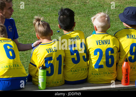 Mariehamn, Åland, la Finlande, le 19 juin 2017. Jeux de groupe Le deuxième jour de la coupe à Baltichallen Alandia en Mariehamn, Åland, la Finlande le 19 juin 2017. Plus de 1500 joueurs de plus de 100 équipes de jeunes de l'ensemble de la Suède et de la Finlande participe à la populaire tournoi de football d'été chaque année dans l'archipel finlandais. Sur la photo : à partir d'action autour de l'événement sportif qui tient sur l'île pendant une semaine. Photo : Rob Watkins/Alamy News Banque D'Images