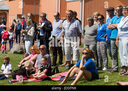 Mariehamn, Åland, la Finlande, le 19 juin 2017. Jeux de groupe Le deuxième jour de la coupe à Baltichallen Alandia en Mariehamn, Åland, la Finlande le 19 juin 2017. Plus de 1500 joueurs de plus de 100 équipes de jeunes de l'ensemble de la Suède et de la Finlande participe à la populaire tournoi de football d'été chaque année dans l'archipel finlandais. Sur la photo : des milliers de parents à soutenir leurs enfants au tournoi. Photo : Rob Watkins/Alamy News Banque D'Images