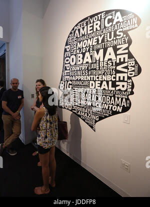 New York, USA. 18 Jun, 2017. Un montage à l'entrée de l'exposition quotidienne Donald J. Trump Twitter présidentielle Bibliothèque sur West 57th Street à Manhattan au cours de la dernière journée des trois jours d'exposition pop-up le dimanche 18 juin 2017 à New York, USA. Credit : SEAN DRAKES/Alamy Live News Banque D'Images