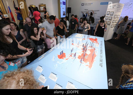 New York, USA. 18 Jun, 2017. Vous pourrez interagir avec les affichages à l'exposition quotidienne Donald J. Trump Twitter présidentielle Bibliothèque sur West 57th Street à Manhattan au cours de la dernière journée des trois jours d'exposition pop-up le dimanche 18 juin 2017 à New York, USA. Credit : SEAN DRAKES/Alamy Live News Banque D'Images