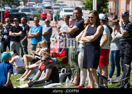 Mariehamn, Åland, la Finlande, le 19 juin 2017. Jeux de groupe Le deuxième jour de la coupe à Baltichallen Alandia en Mariehamn, Åland, la Finlande le 19 juin 2017. Plus de 1500 joueurs de plus de 100 équipes de jeunes de l'ensemble de la Suède et de la Finlande participe à la populaire tournoi de football d'été chaque année dans l'archipel finlandais. Sur la photo : des milliers de parents à soutenir leurs enfants au tournoi. Photo : Rob Watkins/Alamy News Banque D'Images