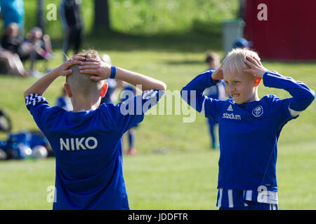 Mariehamn, Åland, la Finlande, le 19 juin 2017. Jeux de groupe Le deuxième jour de la coupe à Baltichallen Alandia en Mariehamn, Åland, la Finlande le 19 juin 2017. Plus de 1500 joueurs de plus de 100 équipes de jeunes de l'ensemble de la Suède et de la Finlande participe à la populaire tournoi de football d'été chaque année dans l'archipel finlandais. Sur la photo : à partir d'action autour de l'événement sportif qui tient sur l'île pendant une semaine. Photo : Rob Watkins/Alamy News Banque D'Images