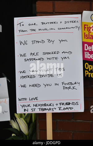 Finsbury Park, Londres, UK. 19 juin 2017. Les gens tiennent une vigile à l'extérieur de la mosquée de Finsbury Park Banque D'Images