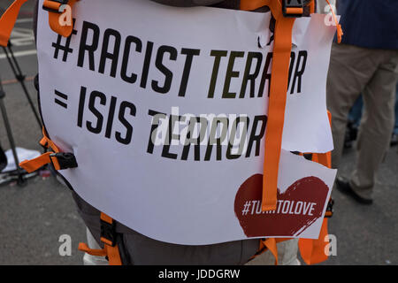 Londres, Royaume-Uni. 19 Juin, 2017. Les gens montrant des messages contre la violence après une attaque terroriste sur la communauté musulmane par mosquée de Finsbury Park, Londres, Angleterre, Royaume-Uni Banque D'Images