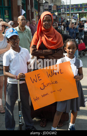 Londres, Royaume-Uni. 19 Juin, 2017. Les enfants occupent une devise "Nous voulons la justice" lors du lancement de la Justice pour la campagne de Grenfell, dans l'ouest de Londres. Soixante-dix-neuf personnes sont présumés morts ou disparus après les 24 étages de la tour résidentielle Grenfell en bloc Latimer Road a été la proie des flammes dans la nuit du 14 juin. Credit : Thabo Jaiyesimi/Alamy Live News Banque D'Images