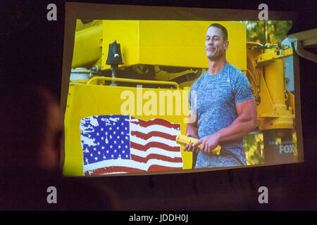 Merrick, New York, USA. 11 Juin, 2017. JOHN CENA, grain américain star, apparaît dans la scène projetée sur grand écran de télévision au cours de l'affichage d'arrière-cour fête organisée par AG l'investiture Chris Édom, au cours de la diffusion de la saison 2 de la première émission de télé-réalité du réseau FOX. Credit : Ann Parry/ZUMA/Alamy Fil Live News Banque D'Images