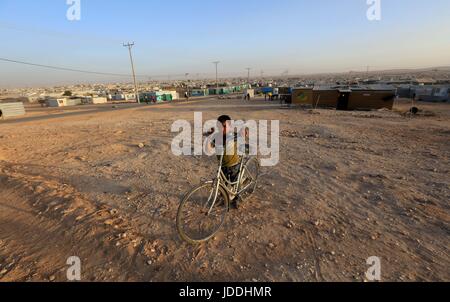 Mafraq. 19 Juin, 2017. Un enfant réfugié syrien est vu au camp de réfugiés syriens de Zaatari, près de la ville de Mafraq, Jordanie le 19 juin 2017. Credit : Mohammad Abu Ghosh/Xinhua/Alamy Live News Banque D'Images