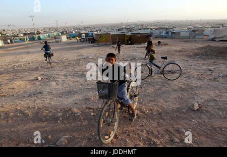 Mafraq, Jordanie. 19 Juin, 2017. Enfants réfugiés syriens sont vus à République Zaatari camp de réfugiés près de la ville de Mafraq, Jordanie, le 19 juin 2017. Credit : Mohammad Abu Ghosh/Xinhua/Alamy Live News Banque D'Images