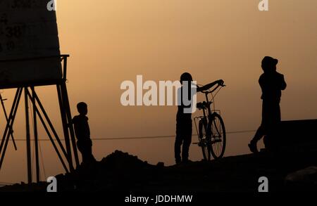 Mafraq. 19 Juin, 2017. Enfants réfugiés syriens sont vus à République Zaatari camp de réfugiés près de la ville de Mafraq, Jordanie le 19 juin 2017. Credit : Mohammad Abu Ghosh/Xinhua/Alamy Live News Banque D'Images