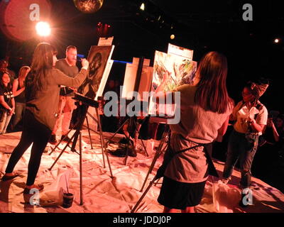 New York, USA. 2 juin, 2017. Les artistes travaillent sur leurs peintures au cours de la bataille de "l'Art" au Poisson Rouge club à New York, USA, 2 juin 2017. Photo : Johannes Schmitt-Tegge/dpa/Alamy Live News Banque D'Images