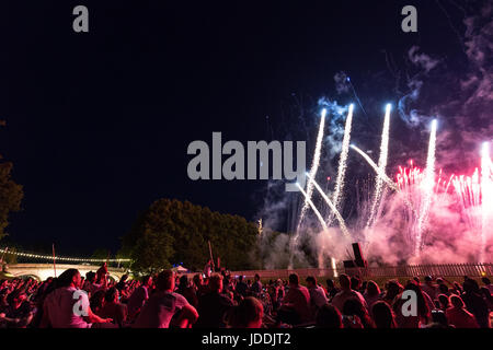 Cambridge, UK. 19, juin, 2017. Les foules sur plates watch Trinity College peut Ball d'artifice. Richard Etteridge / Alamy Live News Banque D'Images