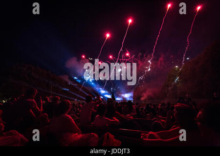 Cambridge, UK. 19, juin, 2017. Les foules sur plates watch Trinity College peut Ball d'artifice. Richard Etteridge / Alamy Live News Banque D'Images