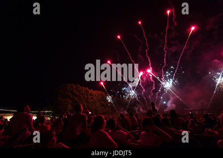 Cambridge, UK. 19, juin, 2017. Les foules sur plates watch Trinity College peut Ball d'artifice. Richard Etteridge / Alamy Live News Banque D'Images