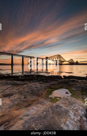 Edinburgh, Ecosse, Royaume-Uni. 20 Juin, 2017. Un spectaculaire coucher de soleil sur le Forth Bridges à South Queensferry près d'Édimbourg Credit : Riche de Dyson/Alamy Live News Banque D'Images