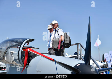 Paris, France. 19 Juin, 2017. Personnes visitent le 52e Salon International de l'air et l'espace Show à l'aéroport du Bourget près de Paris, France, le 19 juin 2017. Le 52e Salon International de l'air et l'espace Show a débuté le lundi pour présenter la technologie de pointe d'aujourd'hui et l'avenir de l'industrie de l'air et de l'espace. Crédit : Chen Yichen/Xinhua/Alamy Live News Banque D'Images