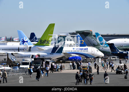 Paris, France. 19 Juin, 2017. Personnes visitent le 52e Salon International de l'air et l'espace Show à l'aéroport du Bourget près de Paris, France, le 19 juin 2017. Le 52e Salon International de l'air et l'espace Show a débuté le lundi pour présenter la technologie de pointe d'aujourd'hui et l'avenir de l'industrie de l'air et de l'espace. Crédit : Chen Yichen/Xinhua/Alamy Live News Banque D'Images