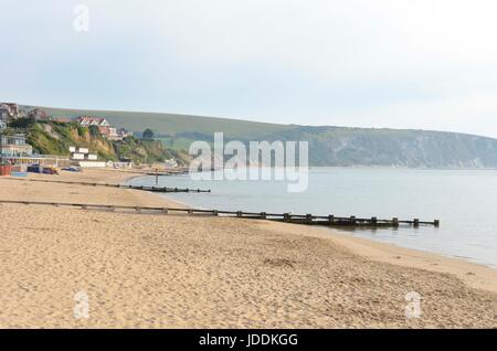 Swanage, Dorset, UK. 20 juin 2017. Météo britannique. La plage à la station balnéaire de Swanage dans le Dorset sur un matin de soleil voilé chaud. Crédit photo : Graham Hunt/Alamy Live News Banque D'Images