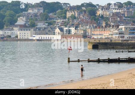 Swanage, Dorset, UK. 20 juin 2017. Météo britannique. Un nageur en tenant un matin tôt à profiter de la station balnéaire de Swanage dans le Dorset sur un matin de soleil voilé chaud. Crédit photo : Graham Hunt/Alamy Live News Banque D'Images