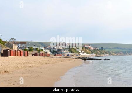 Swanage, Dorset, UK. 20 juin 2017. Météo britannique. La plage à la station balnéaire de Swanage dans le Dorset sur un matin de soleil voilé chaud. Crédit photo : Graham Hunt/Alamy Live News Banque D'Images