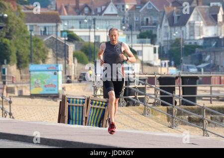 Swanage, Dorset, UK. 20 juin 2017. Météo britannique. Un jogger qui longe le front de mer de la station balnéaire de Swanage dans le Dorset sur un matin de soleil voilé chaud. Crédit photo : Graham Hunt/Alamy Live News Banque D'Images