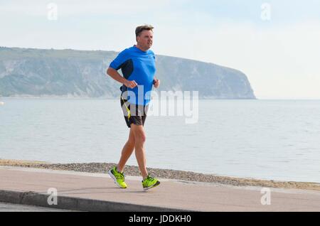 Swanage, Dorset, UK. 20 juin 2017. Météo britannique. Un jogger qui longe le front de mer de la station balnéaire de Swanage dans le Dorset sur un matin de soleil voilé chaud. Crédit photo : Graham Hunt/Alamy Live News Banque D'Images