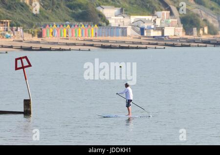 Swanage, Dorset, UK. 20 juin 2017. Météo britannique. Un paddleboarder viennent pour la plage à la station balnéaire de Swanage dans le Dorset sur un matin de soleil voilé chaud. Crédit photo : Graham Hunt/Alamy Live News Banque D'Images