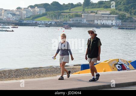 Swanage, Dorset, UK. 20 juin 2017. Météo britannique. Un couple en train de marcher le long de la mer à la station balnéaire de Swanage dans le Dorset sur un matin de soleil voilé chaud. Crédit photo : Graham Hunt/Alamy Live News Banque D'Images