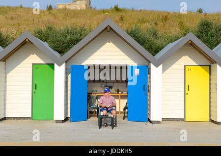 Swanage, Dorset, UK. 20 juin 2017. Météo britannique. Un homme assis à l'extérieur de sa cabane de plage à la station balnéaire de Swanage dans le Dorset sur un matin de soleil voilé chaud. Crédit photo : Graham Hunt/Alamy Live News Banque D'Images