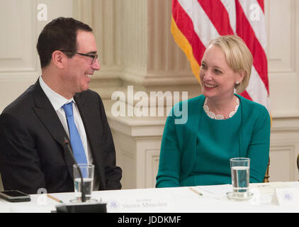 Secrétaire au Trésor des Etats-Unis Steven Mnuchin parle avec Accenture Amérique du Nord DIRECTEUR GÉNÉRAL Julie Sweet lors d'une table ronde avec le Conseil de la technologie américaine et les dirigeants d'entreprise d'éducation à la Maison Blanche à Washington, DC, le 19 juin 2017. - Pas de service de fil - Photo : Chris Kleponis/consolidé/dpa Banque D'Images