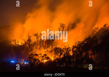 Pera, le Portugal. 20 Juin, 2017. Les flammes et la fumée épaisse peut être vu pendant la nuit sur une montagne à environ 190 kilomètres au nord-est de Lisbonne dans le village de Pera, Portugal, 20 juin 2017. La brigade de pompiers tente de contrôler les flammes de la rue. Les feux de forêt dévastateurs impliquant plusieurs décès a été causé par la foudre, la police informe. Dpa : Crédit photo alliance/Alamy Live News Banque D'Images