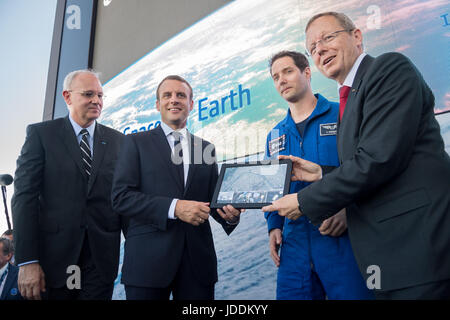 Paris, France. 19 Juin, 2017. Julien Mattia / Le Pictorium - Emmanuel Macron au Bourget - 19/06/2017 - France / Seine-Saint-Denis / Le Bourget - Emmanuel Macron en compagnie de Thomas Pesquet le astonaut français de retour de la station spatiale internationale. Emmanuel Macron inaugure le Salon du Bourget. Crédit : LE PICTORIUM/Alamy Live News Banque D'Images