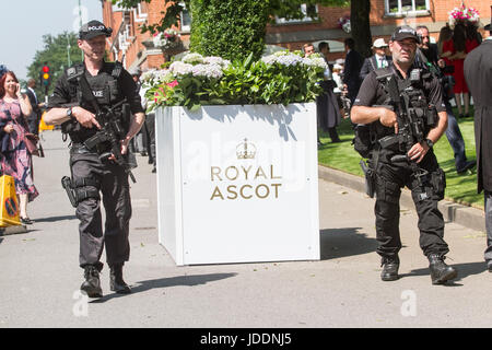 Berkshire Ascot, 20 juin 2017. Patrouille de policiers armés à l'extérieur de la base sur une journée pour Royal Ascot Crédit : amer ghazzal/Alamy Live News Banque D'Images