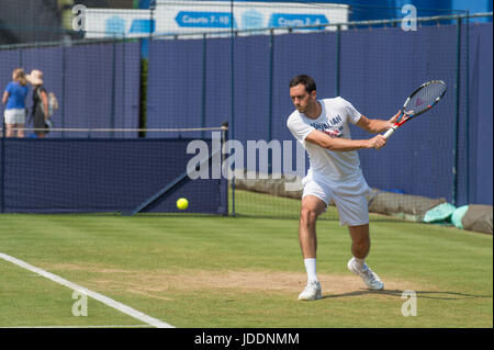 Le Queen's Club, London, UK. 20 Juin, 2017. Jour 2 de l'Aegon Tennis Championships 2017 dans l'ouest de Londres avec un soleil chaud dominant la météo SE. Credit : Malcolm Park/Alamy Live News Banque D'Images