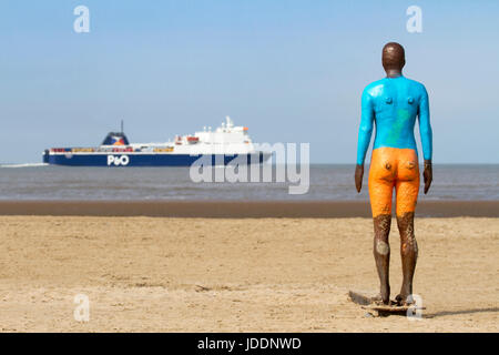 Crosby, Merseyside. 20 juin 2017. Météo britannique. Sur une journées chaudes et ensoleillées pour bien commencer la journée, les gens peaufiner leur bronzage d'été sur le sable doux de Crosby Coastal Park près de Liverpool. Une journée de soleil avec des pics d'environ 27°C sont prévues, avec un léger rafraîchissement seabreeze le long de la côte nord-ouest. spectaculaires sculptures par Antony Gormley sont sur Crosby Beach. Un autre endroit est constitué de 100 fonte, life-size figures réparties le long de trois kilomètres de l'estran, qui s'étend près d'un kilomètre au large. Credit : Cernan Elias/Alamy Live News Banque D'Images