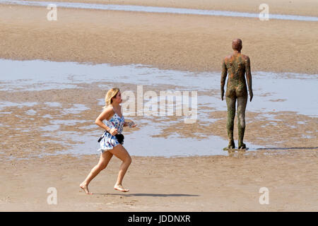 Crosby, Merseyside. 20 juin 2017. Météo britannique. Sur une journées chaudes et ensoleillées pour bien commencer la journée, les gens peaufiner leur bronzage d'été sur le sable doux de Crosby Coastal Park près de Liverpool. Une journée de soleil avec des pics d'environ 27°C sont prévues, avec un léger rafraîchissement seabreeze le long de la côte nord-ouest. spectaculaires sculptures par Antony Gormley sont sur Crosby Beach. Un autre endroit est constitué de 100 fonte, life-size figures réparties le long de trois kilomètres de l'estran, qui s'étend près d'un kilomètre au large. Credit : Cernan Elias/Alamy Live News Banque D'Images