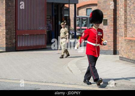 Windsor, Royaume-Uni. 20 Juin, 2017. Un garde Coldstream marches hors de la Caserne de Victoria à l'avance du changement de la garde au château de Windsor par Princess Patricia's Canadian Light Infantry et la musique de l'Artillerie royale. Ayant pris sur des fonctions honorifiques comme la reine garde, ils seront garder les deux résidences royales jusqu'au 3 juillet. Princess Patricia's Canadian Light Infantry est un des trois régiments d'infanterie de la Force régulière de l'Armée canadienne. Credit : Mark Kerrison/Alamy Live News Banque D'Images