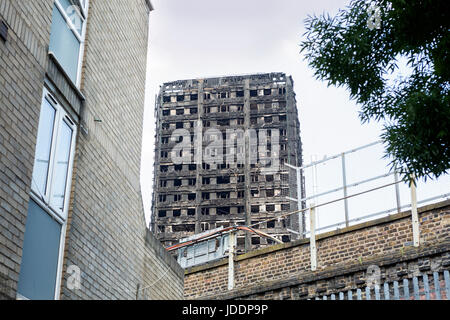 Londres, Royaume-Uni. 19 Jun, 2017. La catastrophe de la tour de Grenfell. Une marche silencieuse a eu lieu hier dans les rues qui entourent la tour de Grenfell, par les résidents de demander justice. Crédit : Jane Campbell/Alamy Live News Banque D'Images