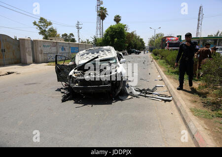 (170620) -- NANGARHAR, 20 juin (Xinhua) -- une force de sécurité afghane inspecte membre sur le site d'une explosion dans la province de Nangarhar, Afghanistan, le 20 juin 2017. Un juge a été tué et trois autres personnes, toutes des civils, ont été blessés dans une explosion a secoué l'est une ville afghane mardi, selon un fonctionnaire du gouvernement. L'explosion a eu lieu dans l'est de la capitale provinciale de Nangarhar Jalalabad, à 120 km à l'est de Kaboul.(Xinhua/Rahman Safi)(HR) Banque D'Images