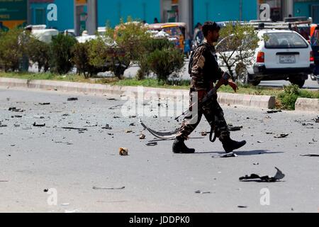 (170620) -- NANGARHAR, 20 juin (Xinhua) -- une force de sécurité afghane inspecte membre sur le site d'une explosion dans la province de Nangarhar, Afghanistan, le 20 juin 2017. Un juge a été tué et trois autres personnes, toutes des civils, ont été blessés dans une explosion a secoué l'est une ville afghane mardi, selon un fonctionnaire du gouvernement. L'explosion a eu lieu dans l'est de la capitale provinciale de Nangarhar Jalalabad, à 120 km à l'est de Kaboul.(Xinhua/Rahman Safi)(HR) Banque D'Images