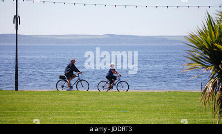 Largs, UK. 20 Juin, 2017. Chaude journée ensoleillée à Largs sur la côte Clyde. Credit : ALAN OLIVER/Alamy Live News Banque D'Images