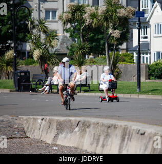 Largs, UK. 20 Juin, 2017. Chaude journée ensoleillée à Largs sur la côte Clyde. Credit : ALAN OLIVER/Alamy Live News Banque D'Images