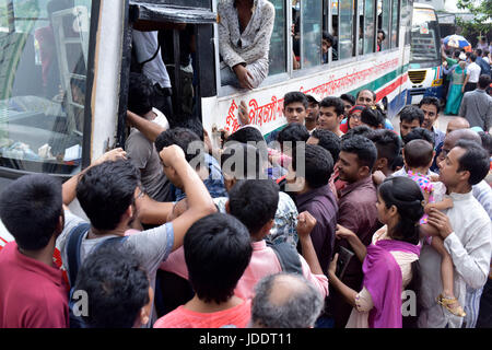 DHAKA, BANGLADESH - 20 juin 2017 : peuple bangladais tente de monter dans un bus bondé d'accueil, comme d'autres attendent pour le transport avant l'Iftar, à Dhaka, au Bangladesh. Banque D'Images