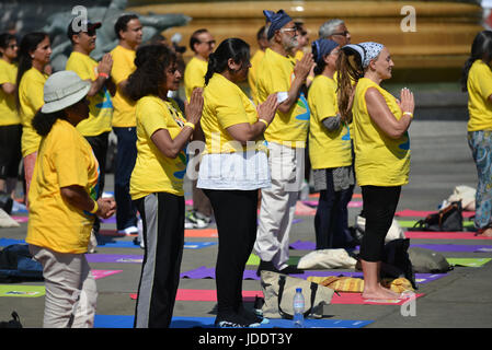 Trafalgar Square, Londres, Royaume-Uni. 20 juin 2017. Personnes à Trafalgar Square à la Journée Internationale de Yoga organisées par le Haut Commissariat de l'Inde. Crédit : Matthieu Chattle/Alamy Live News Banque D'Images