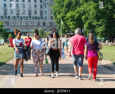 Londres, Royaume-Uni. 20 Juin, 2017. Les gens sont dehors profiter du beau temps comme une vague de chaleur de l'été frappe Londres et le Royaume-Uni Crédit : Michael Tubi/Alamy Live News Banque D'Images